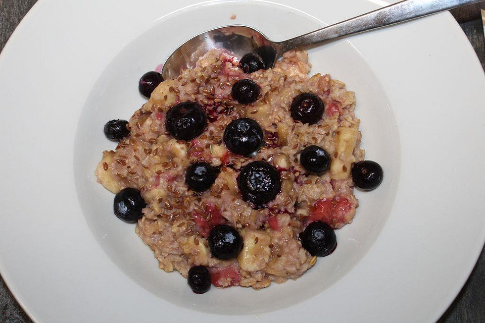 Gesundes Porridge mit Früchten