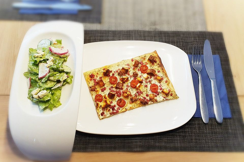 Quiche mit Crème fraîche, Speck, Tomaten, Käsewürfel und cremigem Salat