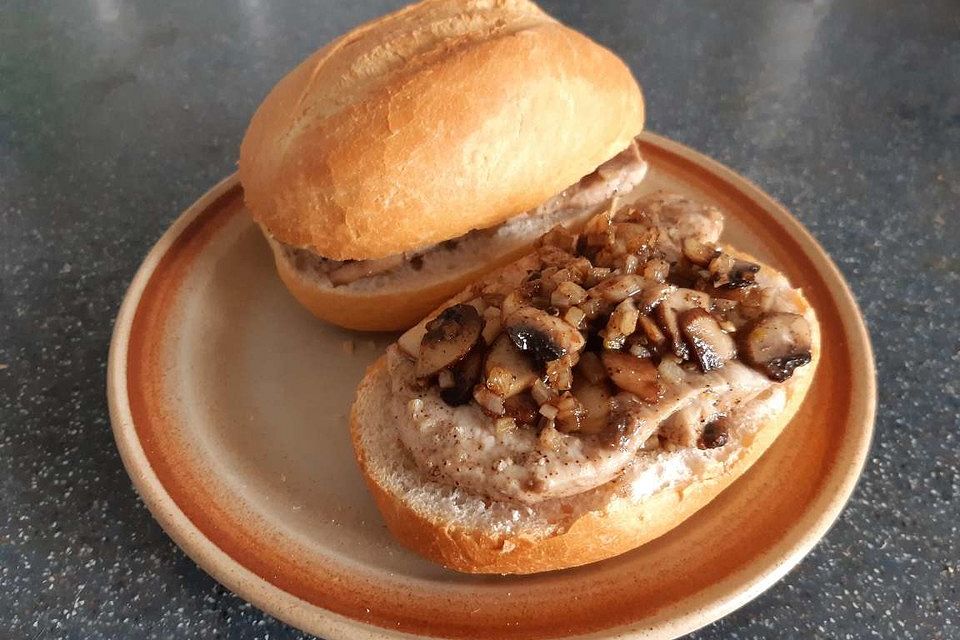 Herzhafte Schweinesteaks mit Knoblauch und Champignons