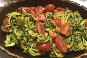 Zoodle-Salat mit getrockneten Tomaten und Pinienkernen