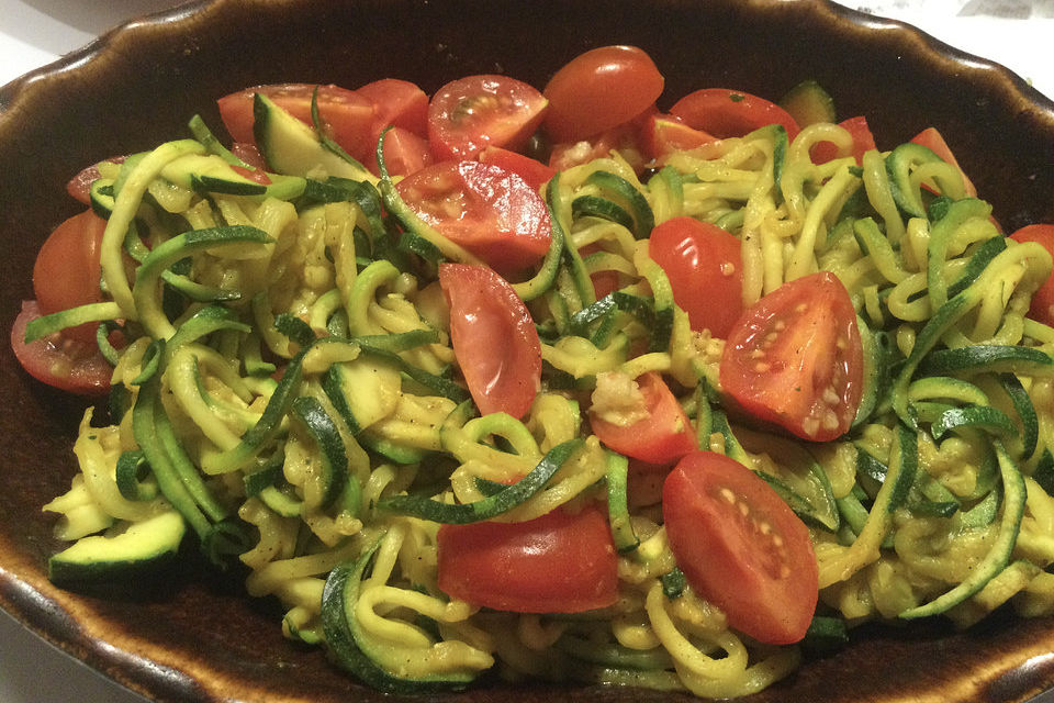 Zoodle-Salat mit getrockneten Tomaten und Pinienkernen