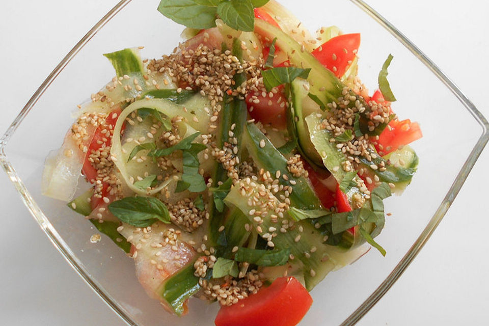 Gurkensalat mit Tomaten und Sesam