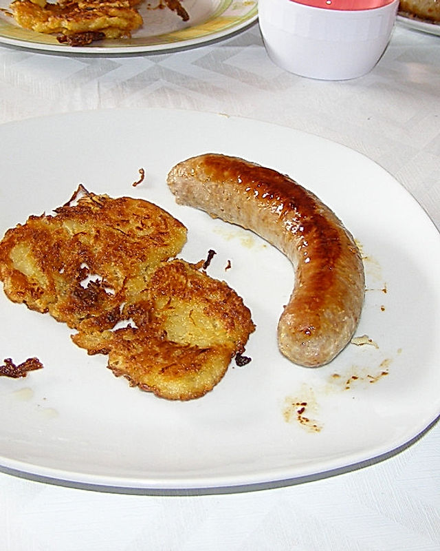 Suure Kappes Rievkoche met fresche Brootwoosch à a Didi - Sauerkraut-Bratlinge mit frischer Bratwurst