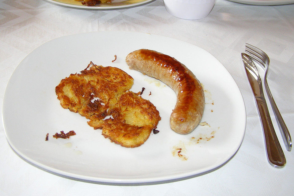 Suure Kappes Rievkoche met fresche Brootwoosch à a Didi - Sauerkraut-Bratlinge mit frischer Bratwurst