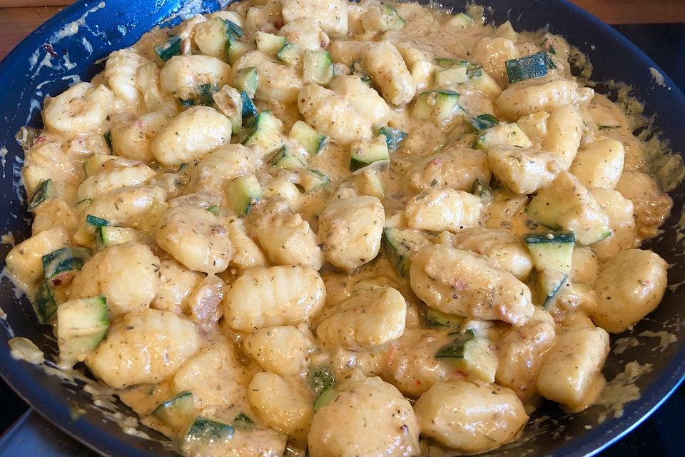 Gnocchi mit Zucchini in cremiger roter Pestosoße