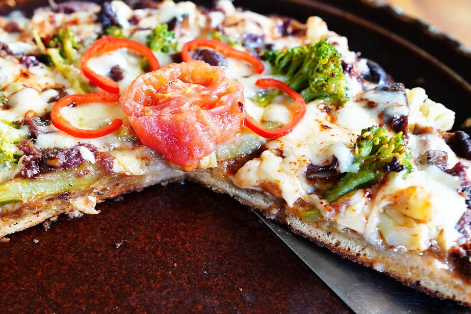 Würzige Pizza mit Blumenkohl, Brokkoli und Sardellen