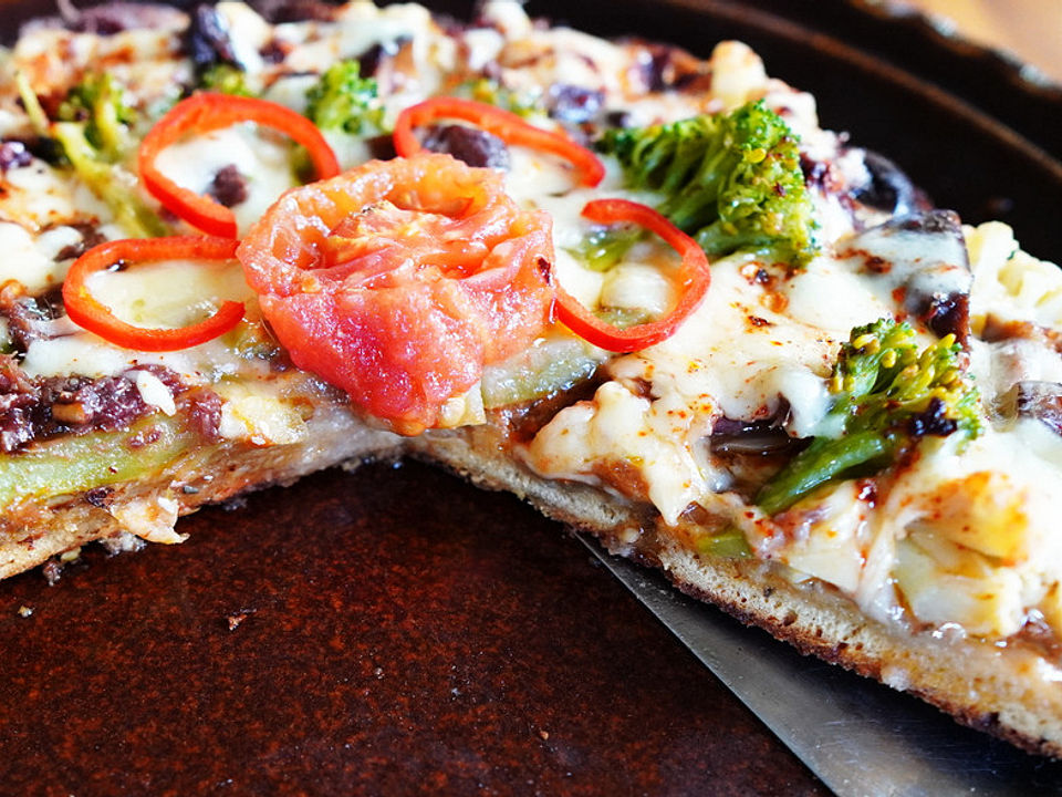 Würzige Pizza mit Blumenkohl, Brokkoli und Sardellen von dieter ...