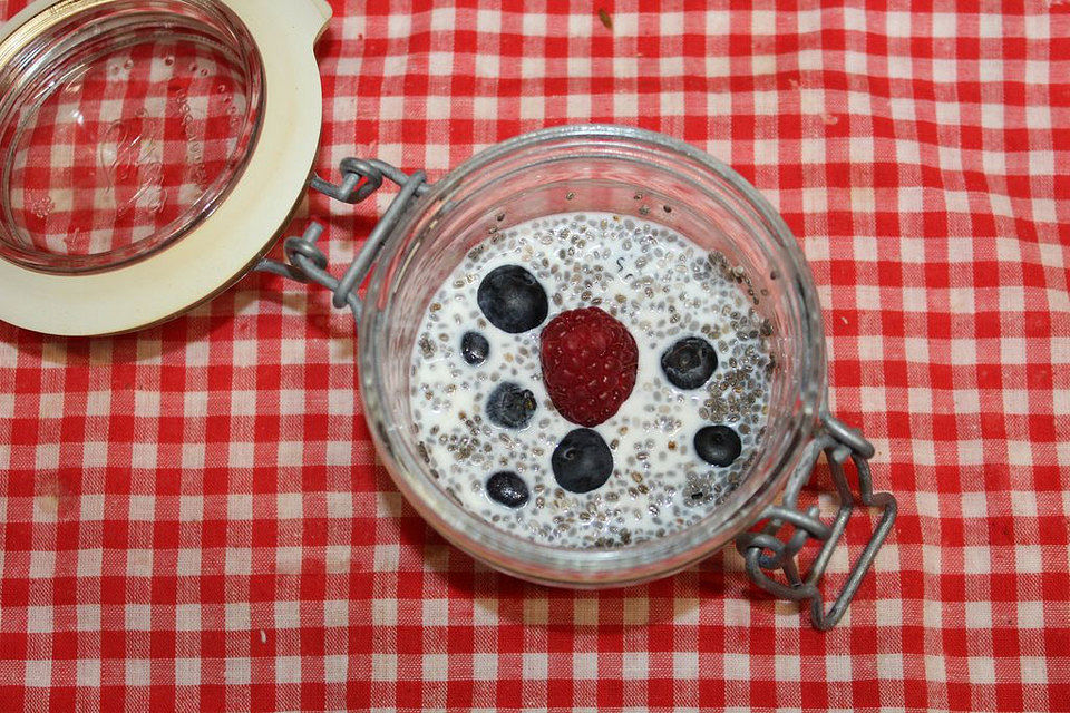 Chia-Pudding mit Vanille und Früchten