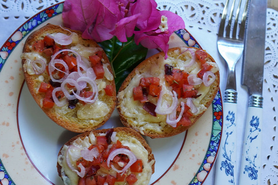 Italienische Crostini mit Käse, Tomaten und Zwiebeln