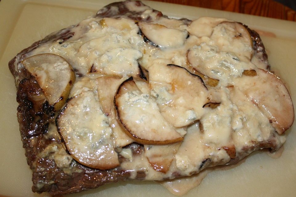 Entrecôte mit Birne und Gorgonzola aus dem Beefer