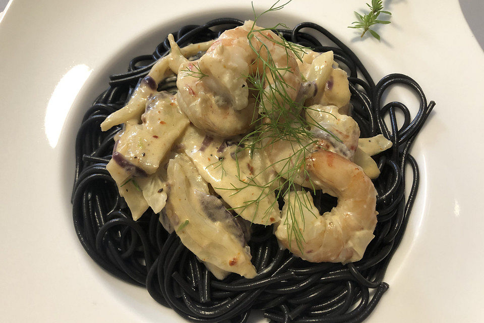 Schwarze Spaghetti mit Fenchel und Garnelen