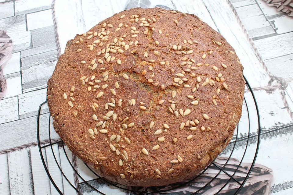 Lavendel-Weizen-Vollkorn-Brot mit Sauerteig aus dem Bräter