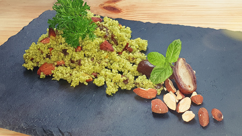 Minz-Couscous-mit-Datteln-und-Mandeln