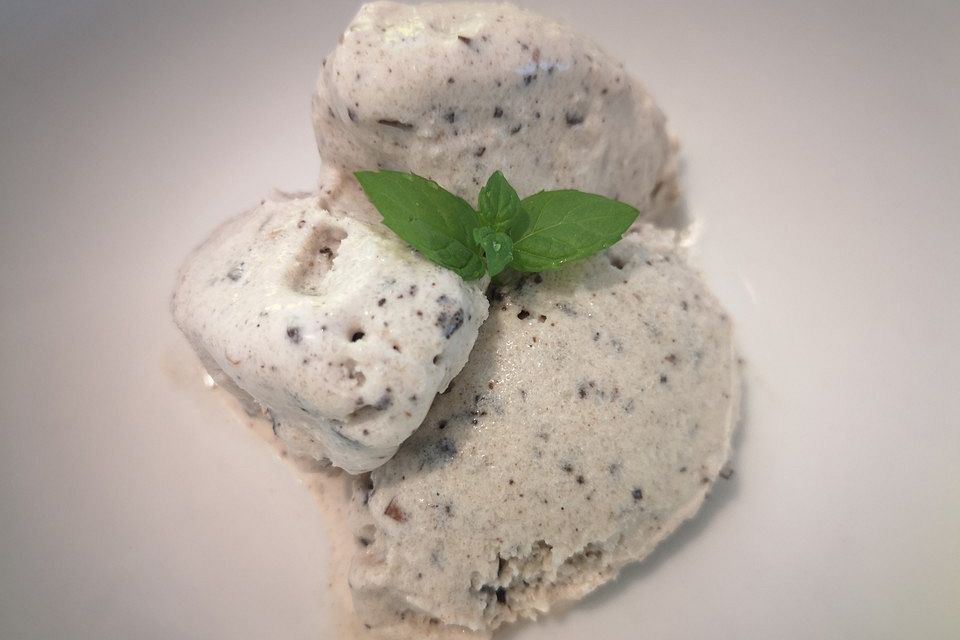 Veganes Kokos-Bananen-Stracciatella-Eis mit gerösteten Mandeln