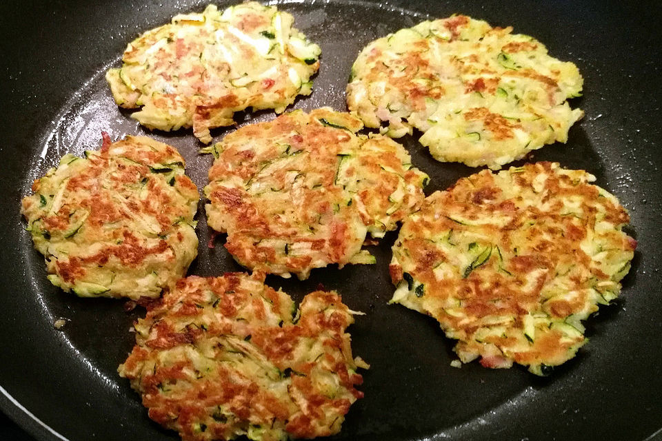 Zucchini-Rohschinken-Puffer