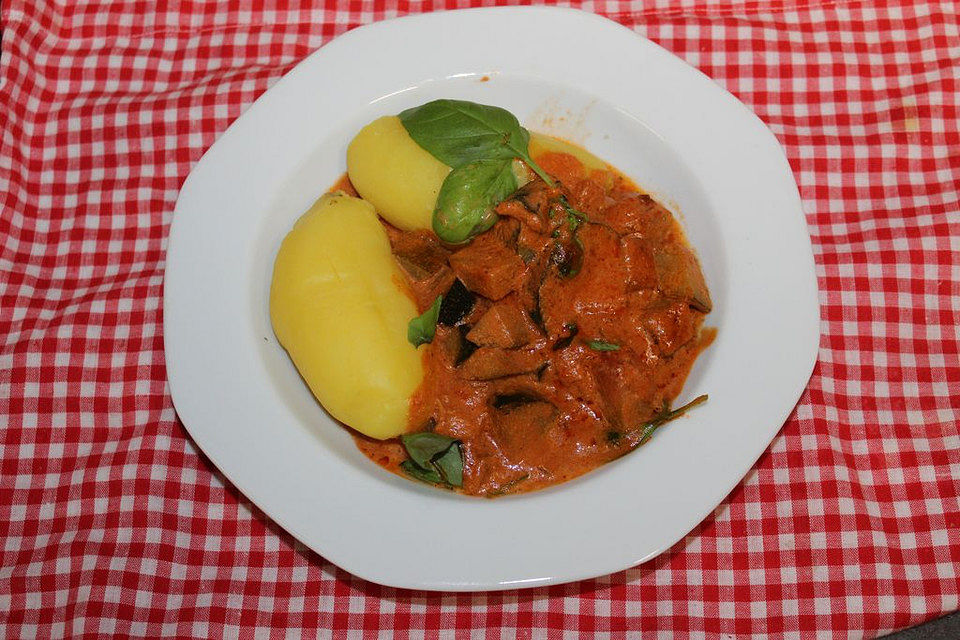 Zucchini-Ragout mit Basilikum an Pellkartoffeln