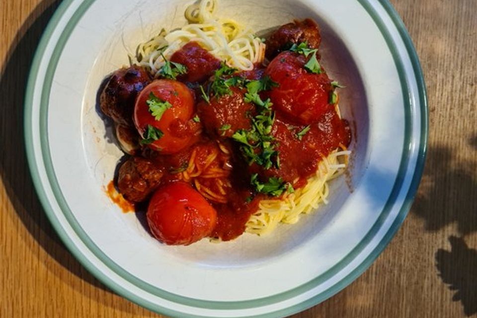 Tomatenspaghetti mit Pizzabällchen