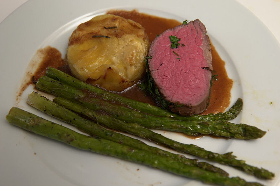 Rinderfilet im Kräutermantel mit Kartoffelgratin und Gemüse