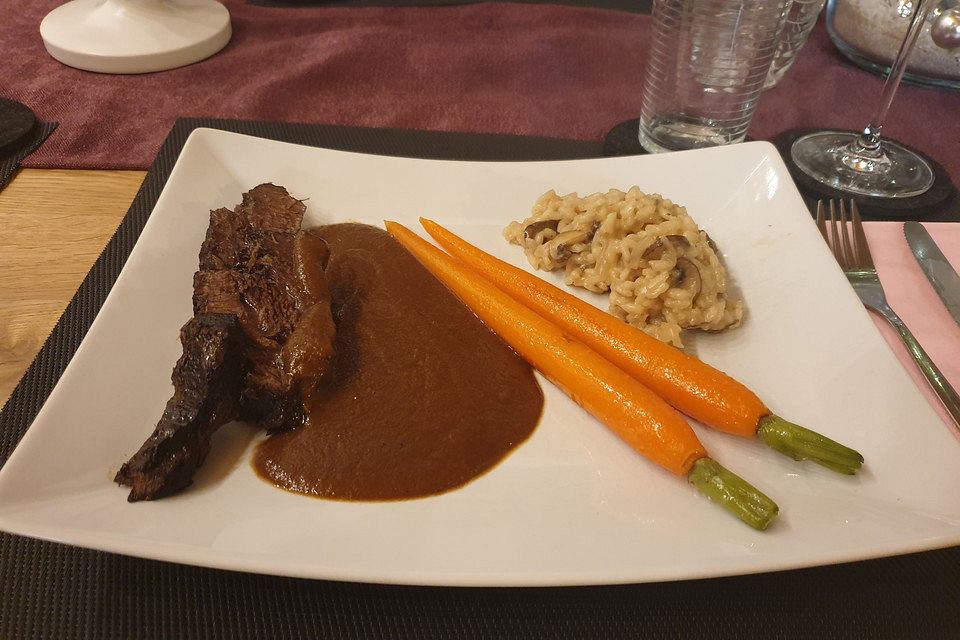 Ochsenbäckchen in Rotweinsauce an Risotto mit glasierten Möhrchen