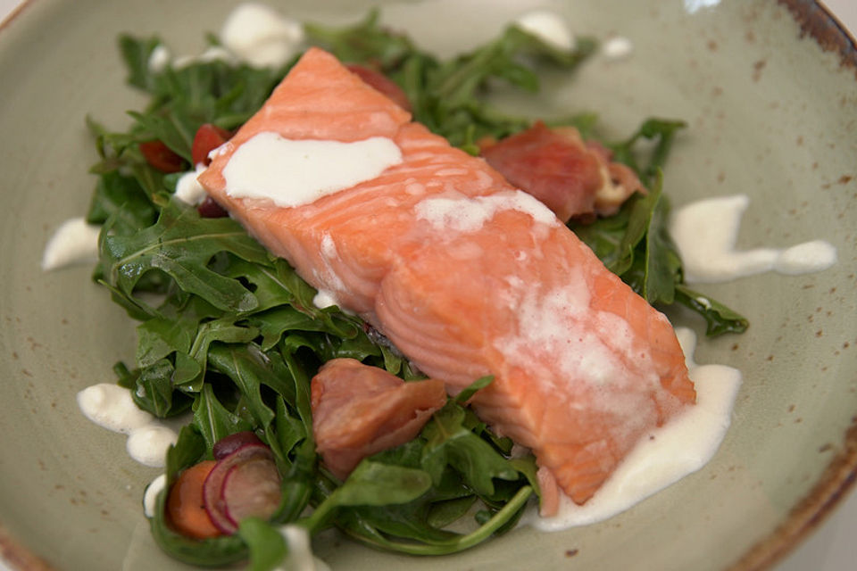 Gegrillter Lachs vom Zedernbrett auf knackigem Salat