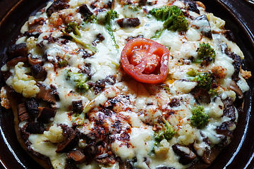 Gemüsepizza mit Pilzen – Pizza verdure con funghi