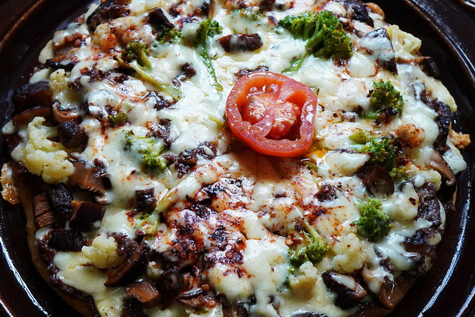 Gemüsepizza mit Pilzen – Pizza verdure con funghi