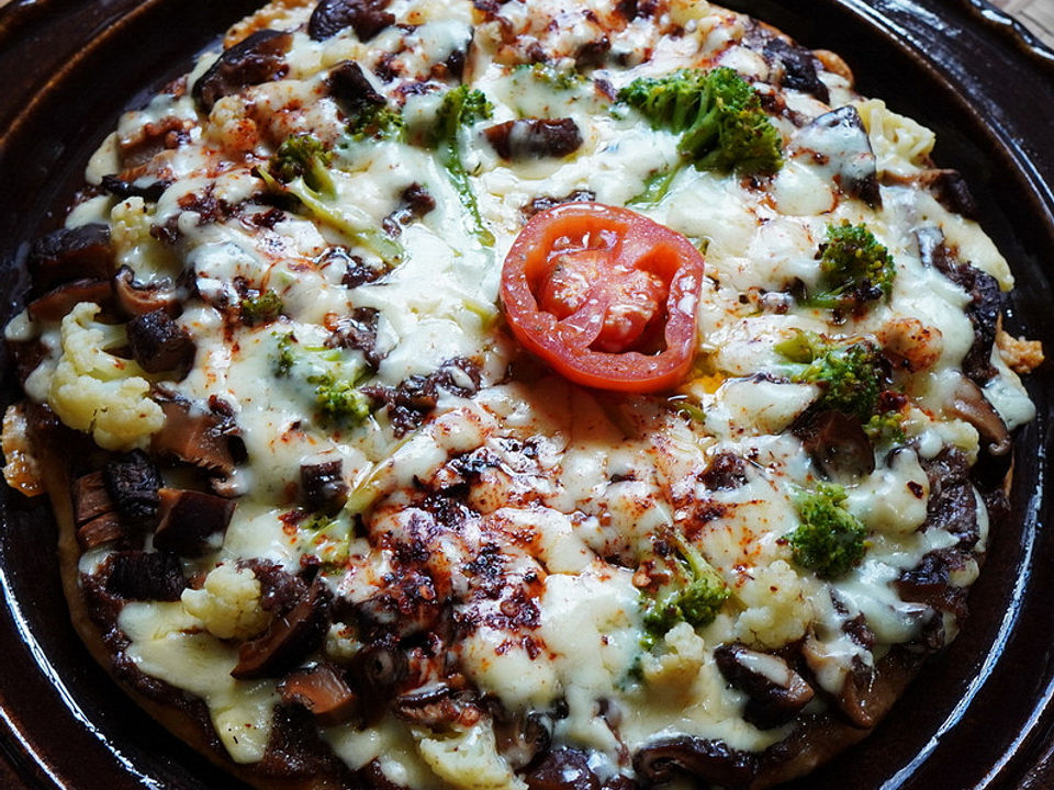 Gemüsepizza mit Pilzen – Pizza verdure con funghi von dieter_sedlaczek ...