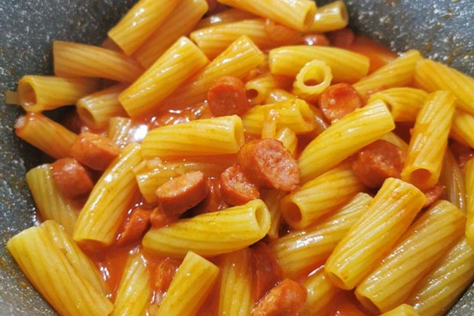 Schnelle One Pot-Pasta mit Schinkenmettwurst