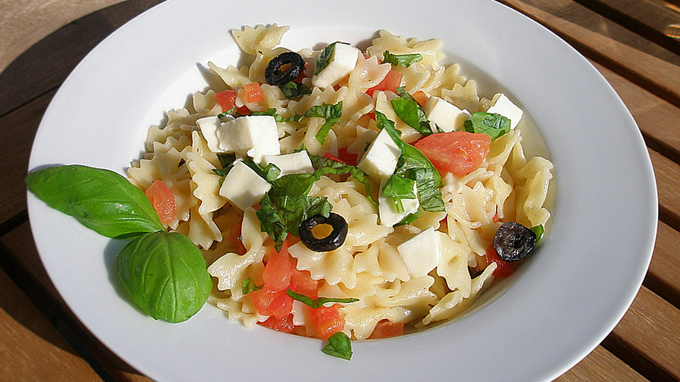 Nudeln mit Tomaten, Schafskäse und Oliven von vintoria
