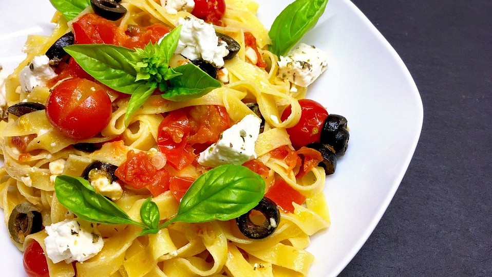 Nudeln mit Tomaten, Schafskäse und Oliven von vintoria