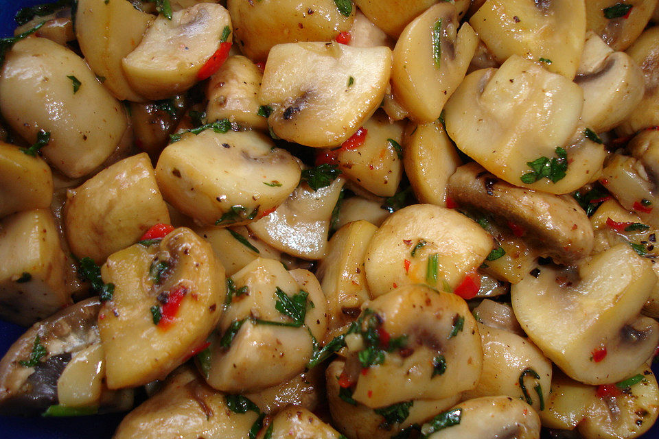 Eingelegte Champignons mit Zitrone, Knoblauch und Peperoni