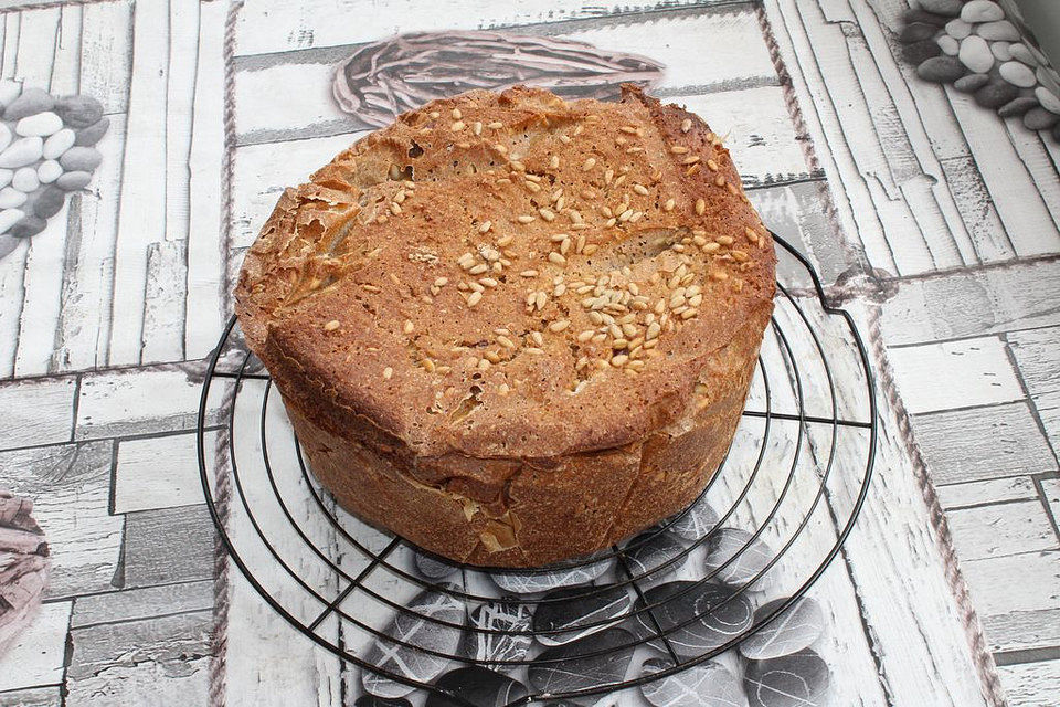 Pekannuss-Dinkel-Weizen-Vollkornbrot mit Sauerteig aus dem Bräter