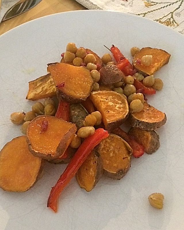 Rostbratwürstchen mit Süßkartoffeln, Kichererbsen und Paprika aus dem Ofen