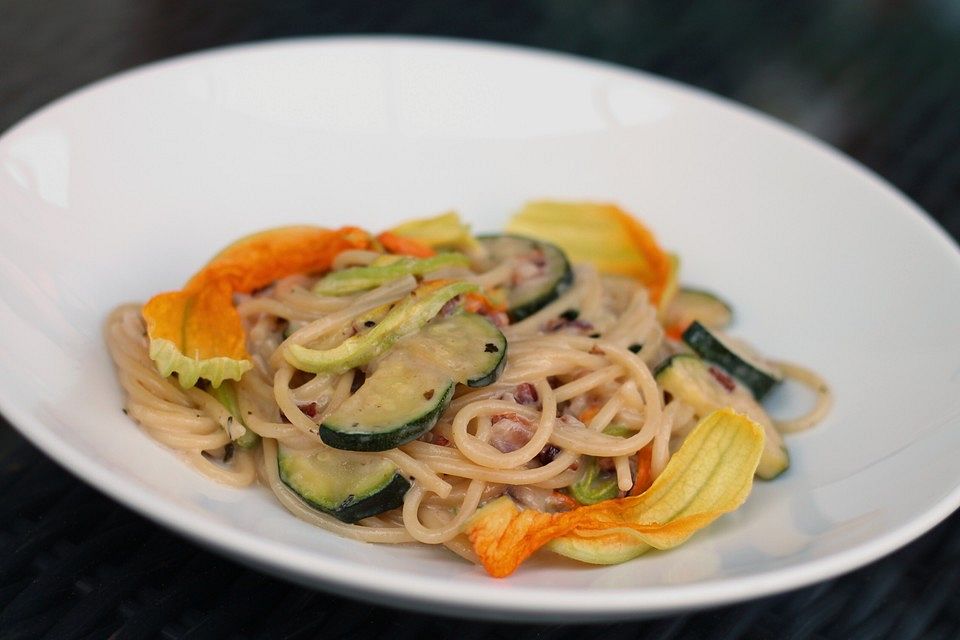 Spaghetti mit Zucchini und Zucchiniblüten