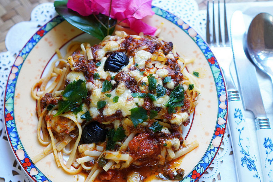 Italienischer Nudelauflauf mit Auberginen und Tomaten