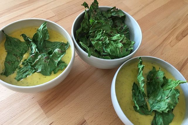 Karottensuppe mit Karottengrün und Kohlrabigrün-Chips von ...