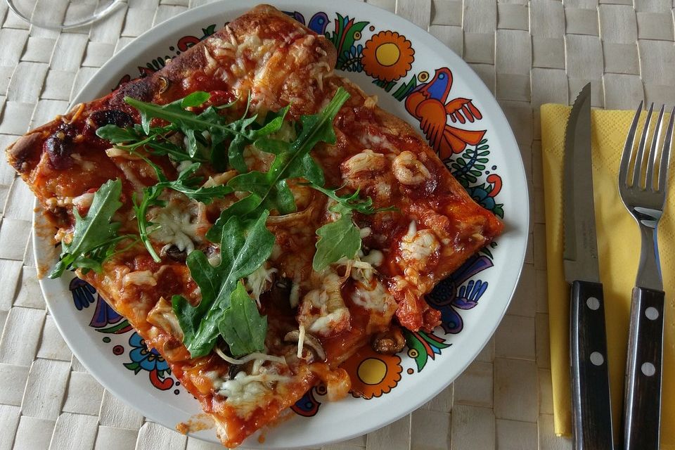 Chorizo-Pizza mit Rucola