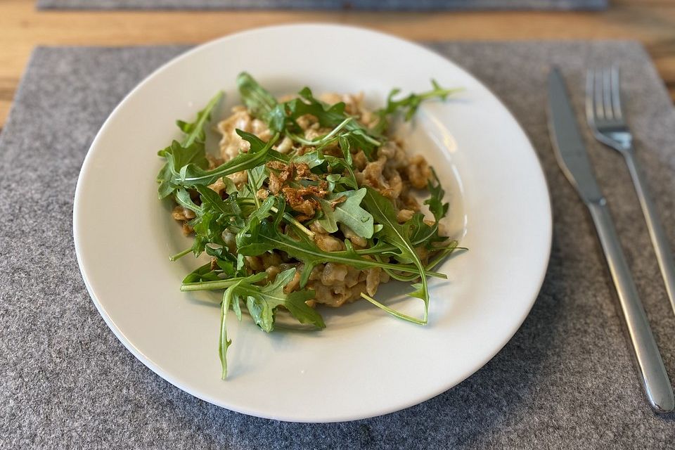 Italienische Pesto-Käsespätzle mit Rucola