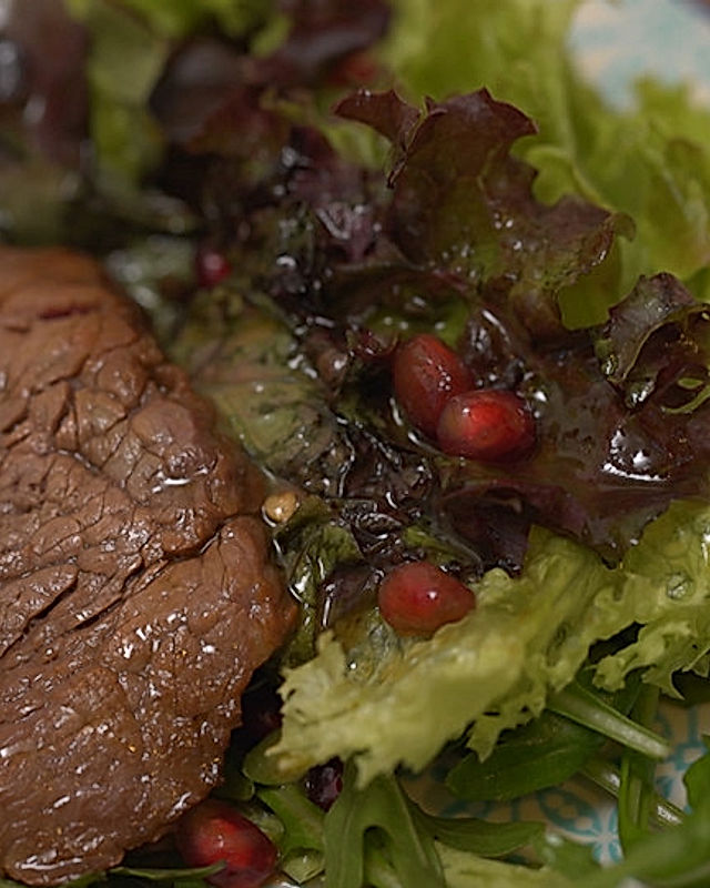 Fruchtcocktail mit Riesengarnelen und Salat mit pikanten Rinderfiletstreifen