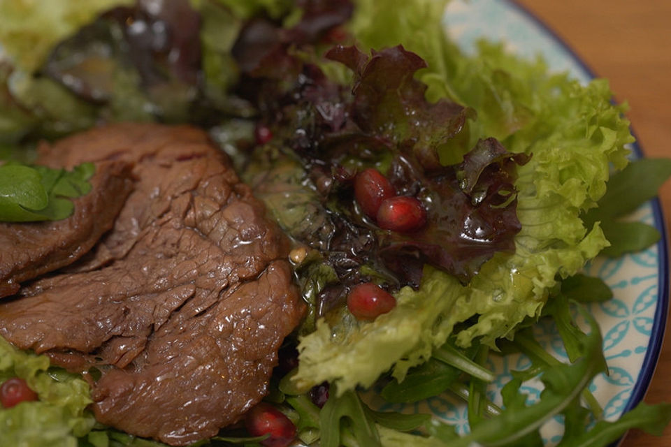 Fruchtcocktail mit Riesengarnelen und Salat mit pikanten Rinderfiletstreifen