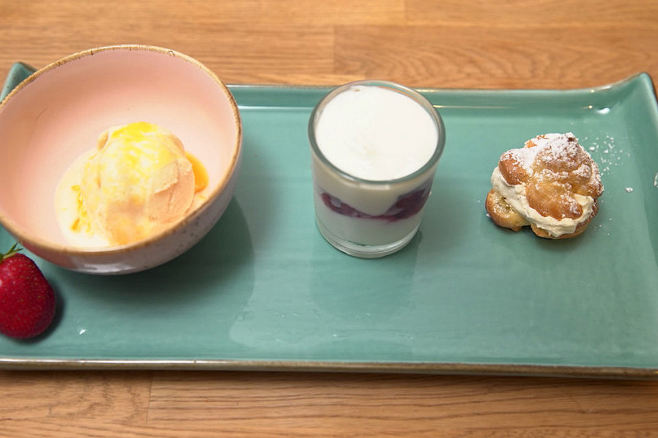 Dreierlei: Quarkspeise mit Kirschen, Salzkaramell-Eis mit einer Orangensoße und Windbeutel