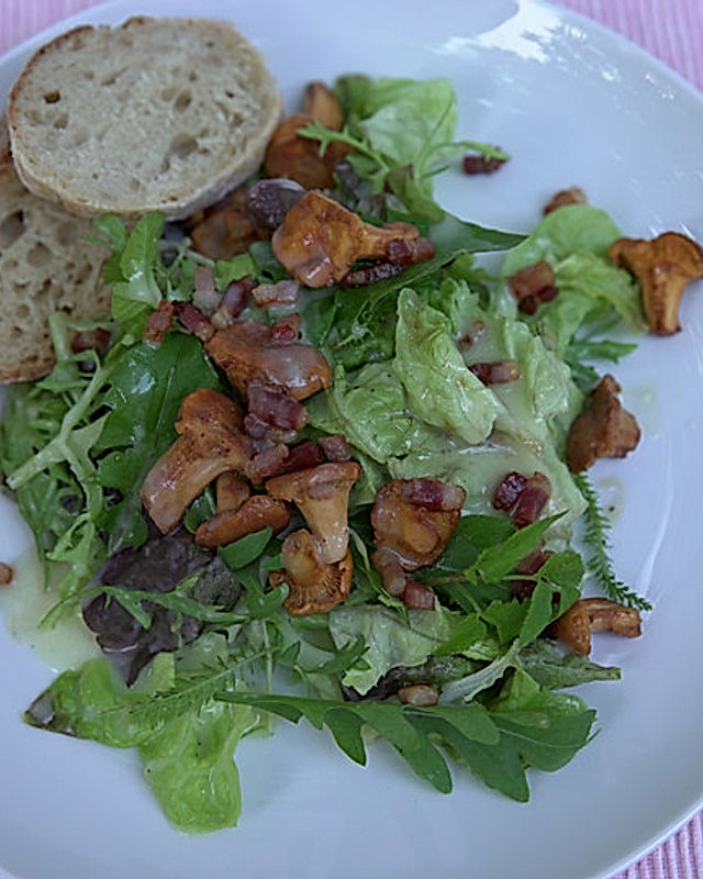 Blattsalate mit (Un)Kräutern, gebratenen Pfifferlingen, Speckwürfeln und Kartoffeldressing