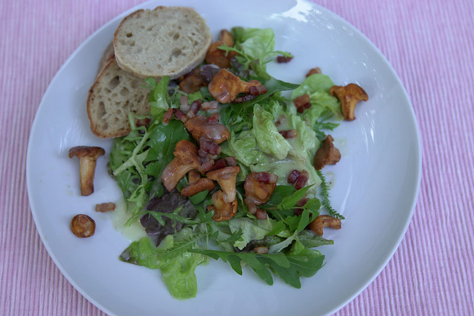 Blattsalate mit (Un)Kräutern, gebratenen Pfifferlingen, Speckwürfeln und Kartoffeldressing