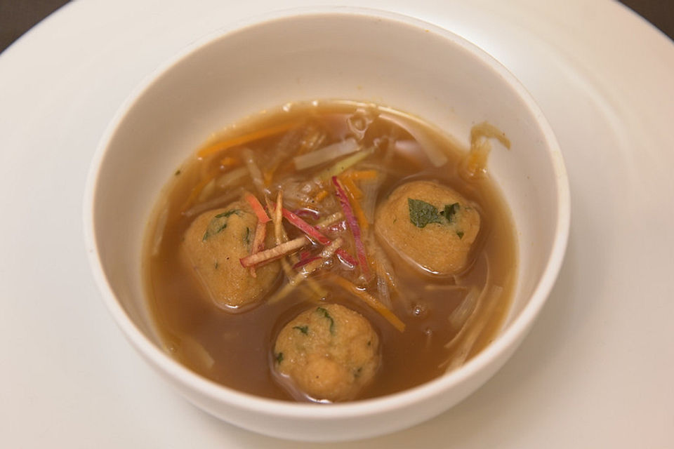 Julienne erfährt Klarheit - Klare Gemüsesuppe mit Julienne und Paniermehlklößchen