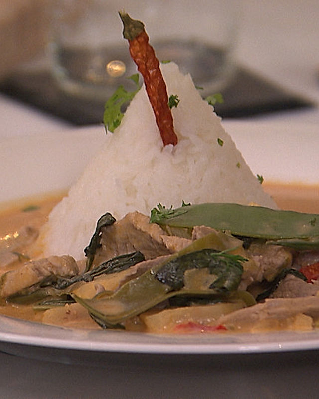 Rotes Thai-Curry mit Schweinefilet, Gemüse, asiatischen Kräutern und Wasserkastanien