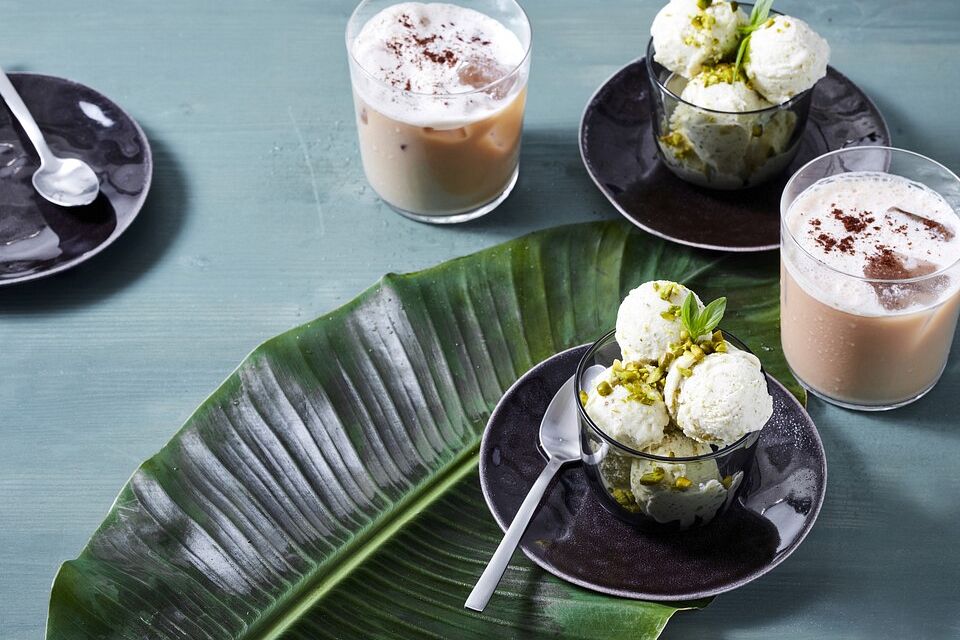 Apfel-Limetten-Basilikum-Eis mit salzigen Pistazien, dazu ein vietnamesischer Martini