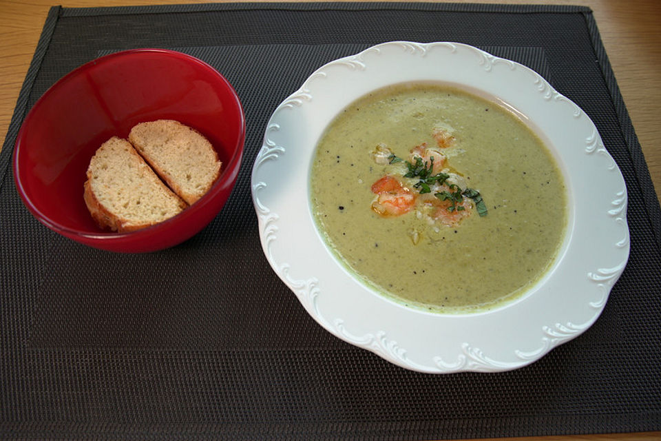 Erbsensuppe mit Garnelen, Brot und Kräuterbutter à la Claudia