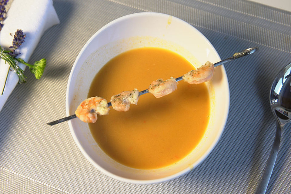 Rote Linsen-Kokossuppe mit Garnelen-Spieß