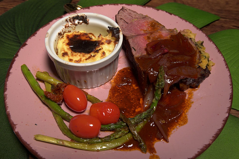 Roastbeef unter einer Kräuterkruste mit Balsamico-Rotwein-Sauce, an gratiniertem Kartoffel-Stampf und grünem Spargel