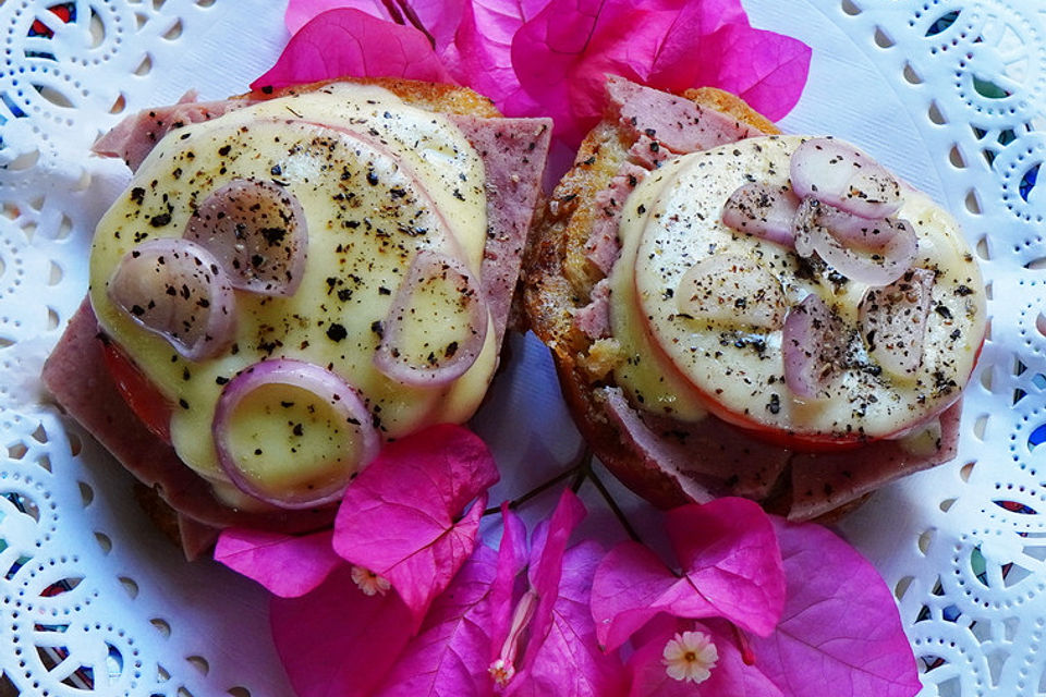 Crostini mit Schinken, Pecorino und Zwiebeln